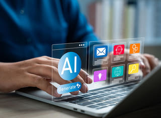 Investisseur débutant en crypto explorant les notions de base du trading automatisé par IA