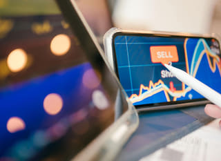 Trader multi-marchés qui examine les options Bitcoin, Ethereum et devises