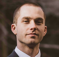 Portrait montrant Thomas Whitfield, expert du marché crypto et analyste en trading