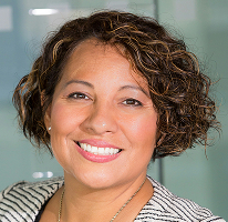 Portrait montrant Claire Ashford, responsable de la conformité et de la réglementation